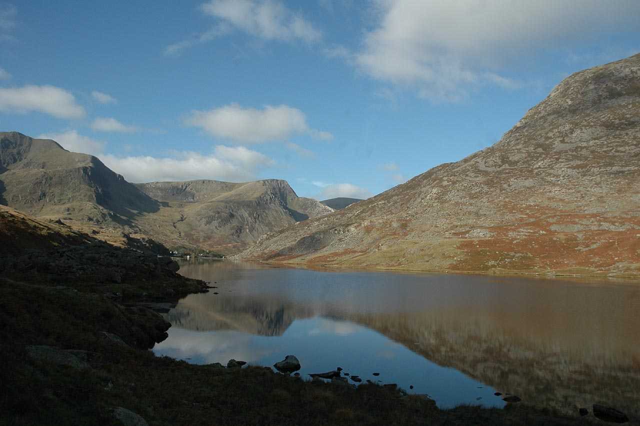 http://www.anglesey.info/images/Snowdonia/Llyn%20Ogwen%20Lake%20and%20the%20part%20of%20the%20Snowdonia%20Mountain%20Range.jpg